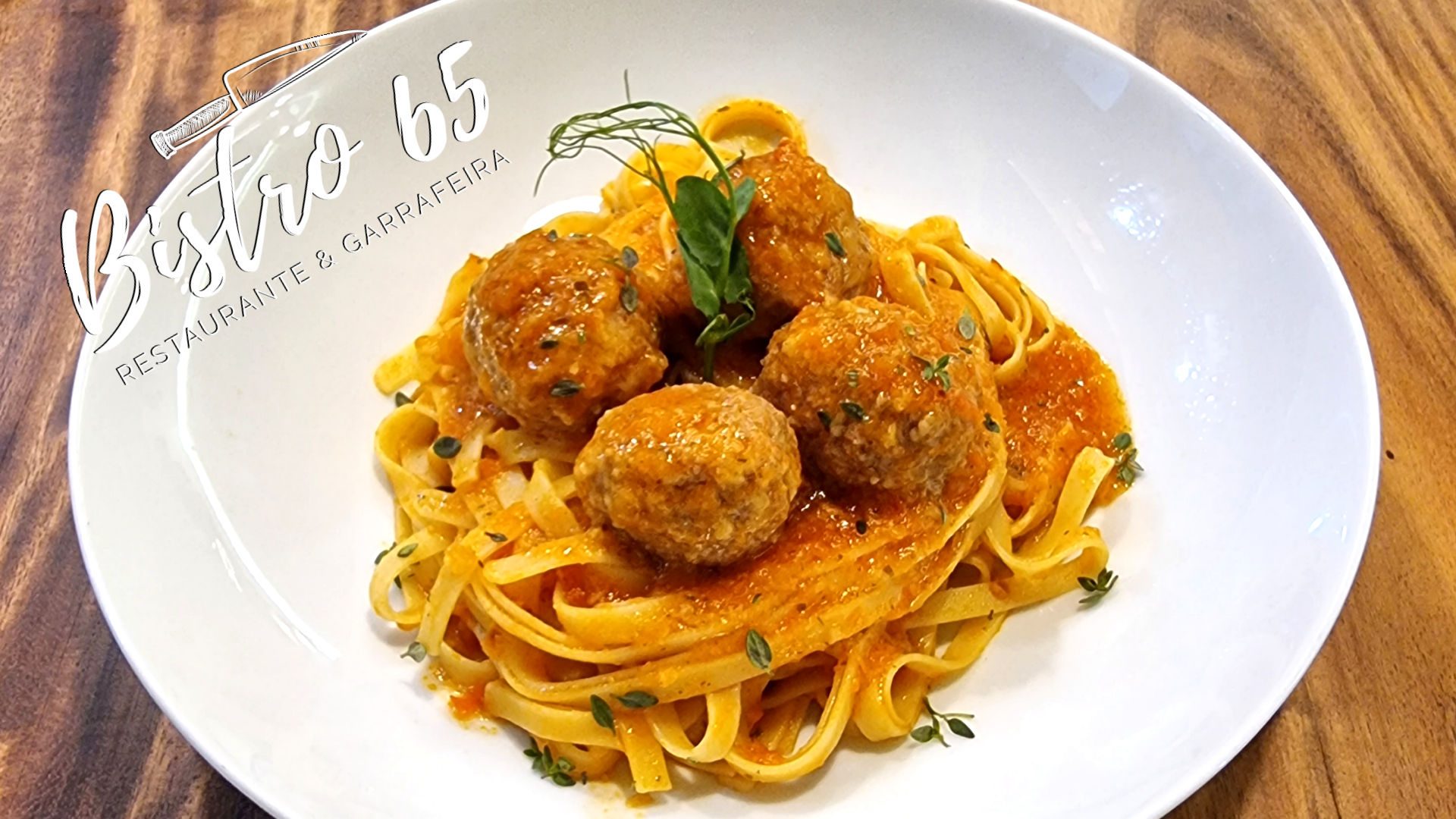 Fettuccine com almôndegas estufadas