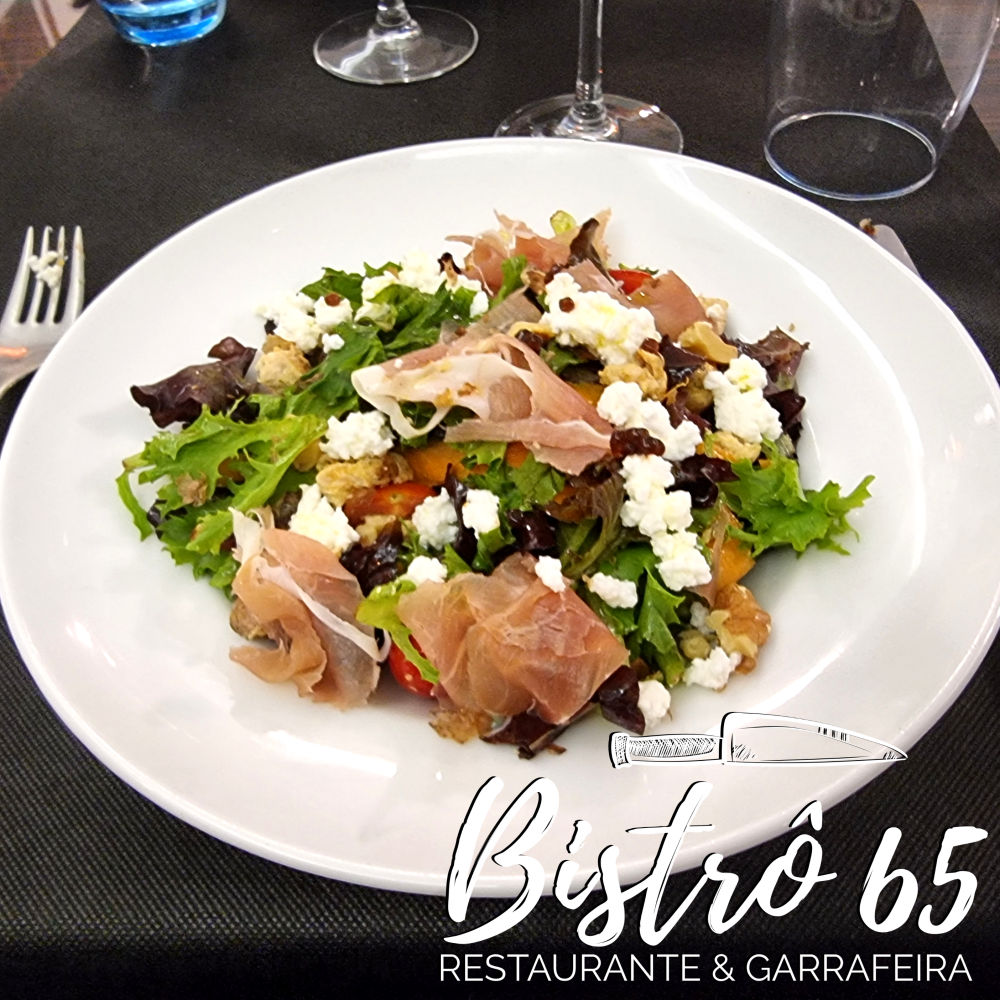 Salada Mediterrânea com frango, presunto, queijo fresco e nozes