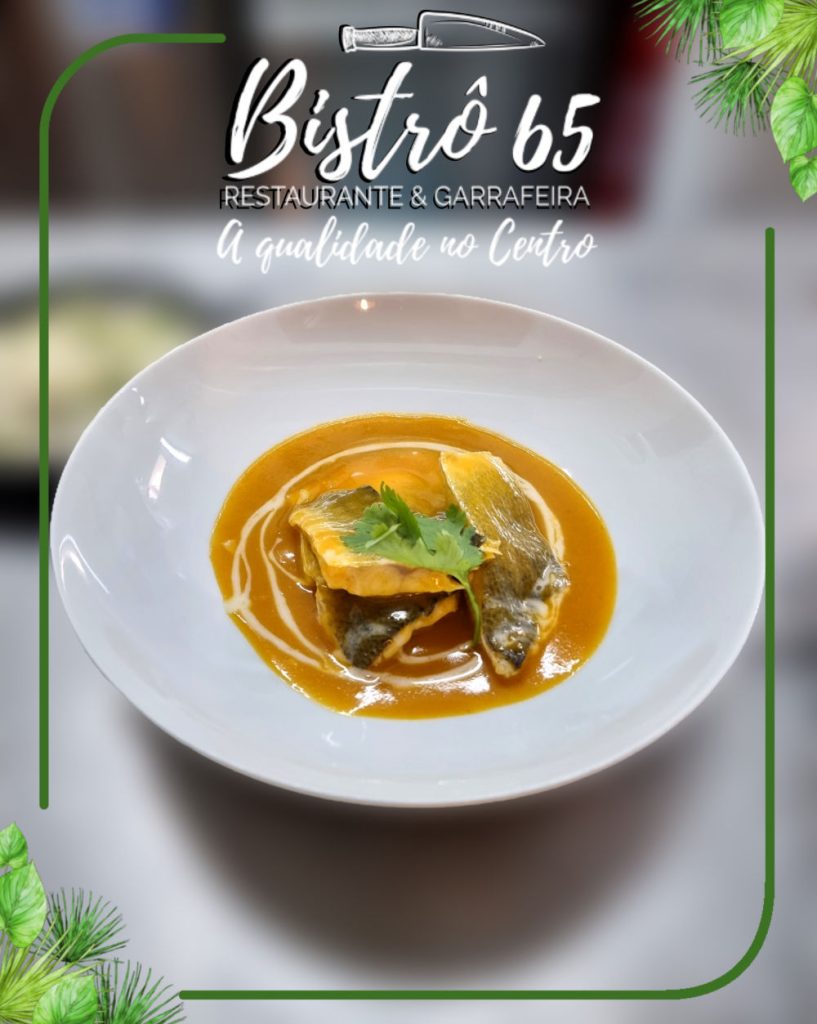 Filete de peixe escalfado em molho de moqueca